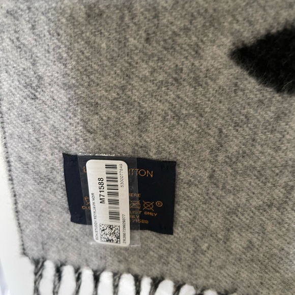 Authentic Louis Vuitton Reykjavik Scarf - Picture 5 of 6